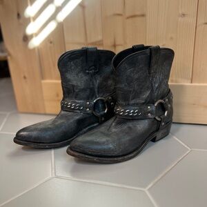 Frye Billy Chain Short 70425 Womens Black Metallic Leather Strap Booties